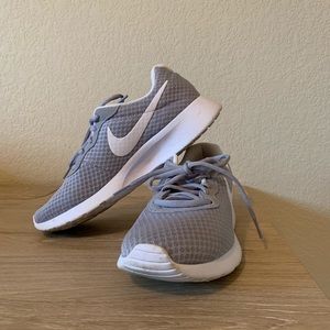 NIKE Tanjun Size 8.5